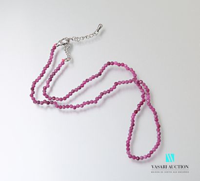 null Necklace decorated with faceted ruby root beads, the clasp in steel.

Length...
