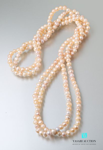 null Long sautoir orné de perles de culture d'eau douce.

Long. : 76 cm