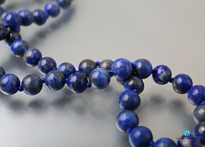null Collier en boules de lapis lazuli, le fermoir mousqueton.

Long.: 41,5 cm