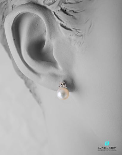 null Paire de boutons d'oreilles en or blanc 750 millièmes ornés de deux perles de...