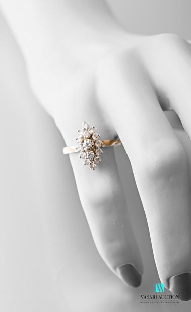 null Ring marquise in white gold 750 thousandths, motif navette set with fifteen...