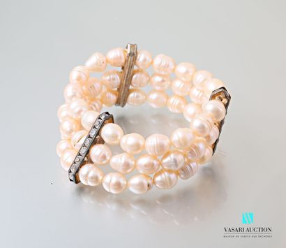 null Bracelet à trois rangs de perles d'eau douce légèrement rose-orangée sur cordon...