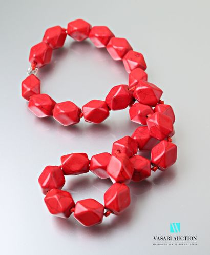 null Necklace made of faceted red bamboo beads, metal clasp.

Length : 53 cm