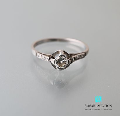 null Ring Art deco platinum 950 thousandths set in the center of a brilliant of approximately...
