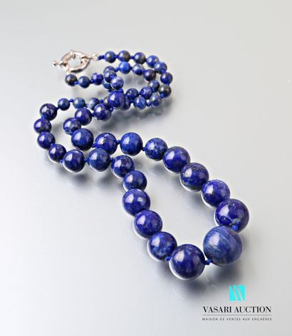 null Necklace in fall of pearls of lapis lazuli from 0,65 mm to 16 mm, the clasp...