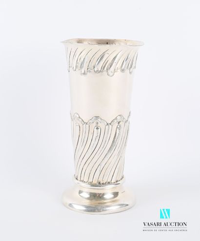 null Vase en métal argenté de forme tronconique posant sur un socle piédouche, la...