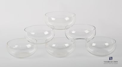 null Suite de six bols en cristal posant sur un fond plat.

Haut. : 5,5 cm Diam....