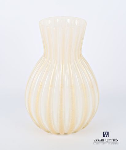 null Vase en verre à côtes godronnés teinté blanc dans la masse et rehauts de paillettes...