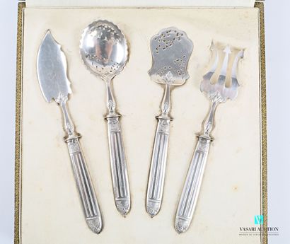 null Hors d'oeuvre service composed of four pieces, the handle in filled silver decorated...