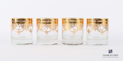 null Suite de quatre verres à whisky en verre translucide à décor traité en dorure...