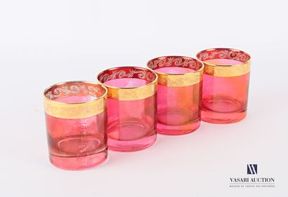 null Suite de quatre verres à whisky en verre teinté rose à décor traité en dorure...
