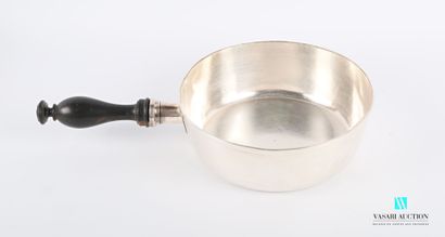 null Poêlon en métal argenté de forme ronde posant sur un fond plat, la panse unie,...