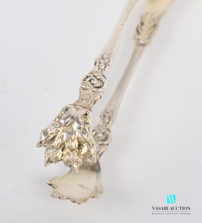 null Silver sugar tongs, the arms surmounted by blind cartouches underlined by foliage...