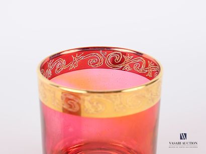 null Suite de quatre verres à whisky en verre teinté rose à décor traité en dorure...