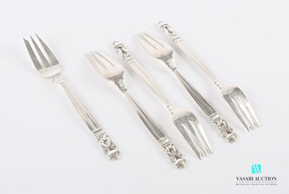 null Set of five Acorn pattern silver cake forks, the handle decorated with flutes...