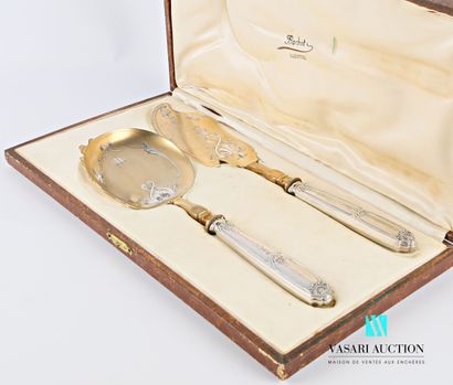 null Ice-cream serving set, the silver handle decorated with nets, interlacing and...