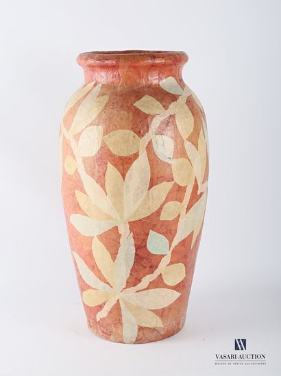null Vase en papier maché à décor de feuillages sur fond saumon

XXème siècle

Haut....