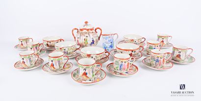 null Partie de service à thé en porcelaine à décor polychrome de geishas inscrites...