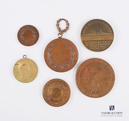 null Ensemble de six médailles en bronze ou cuivre dont une médaille de l'Union nationale...