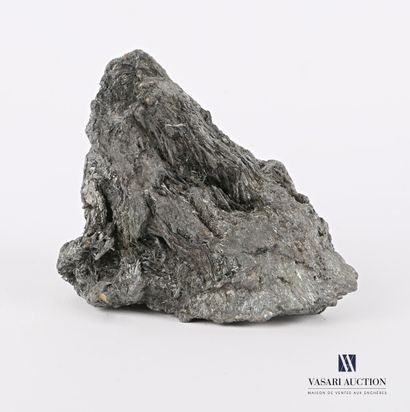 null Fragment de roche présentant des brins de minerai argentés.

Haut. : 9 cm -...