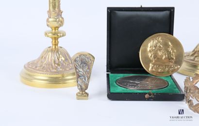 null Lot comprenant un sceau en bronze chiffré AC (Haut. : 6 cm) - une médaille en...