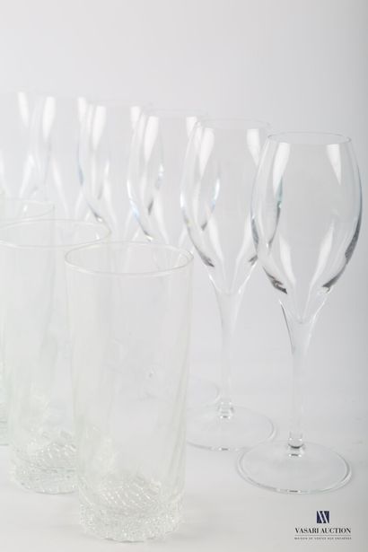 null Six flûtes à champagne en verre marquées "Champagne Boizel" et six verres à...