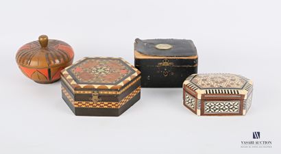 null Lot de quatre boîtes comprenant deux botes hexagonales en bois à décor de motifs...