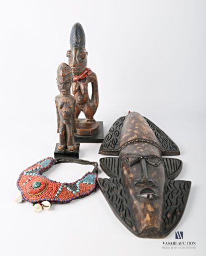null NIGERIA - BENIN

Deux sujets en bois sculpté figurant des femmes debout, l'une...