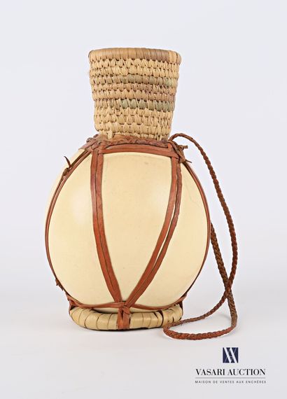 null Gourd, the body in ostrich egg, the neck and the base in straws and the frame...