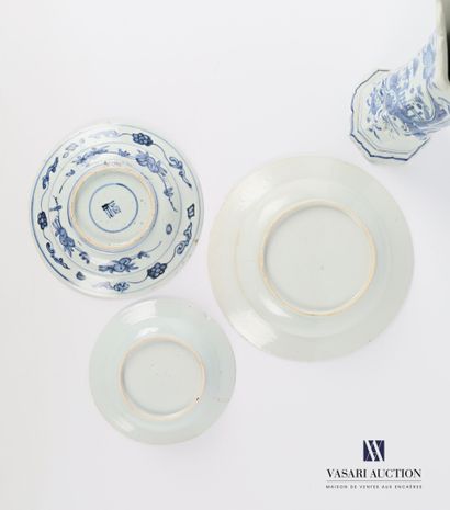 null CHINE

Lot de trois assiettes en porcelaine à décor bleu blanc l'une à décor...