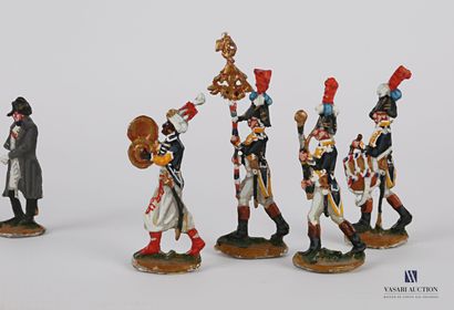 null Ensemble de neuf figurines de plomb comprenant Napoléon, deux portes étendard...