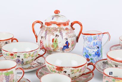 null Partie de service à thé en porcelaine à décor polychrome de geishas inscrites...