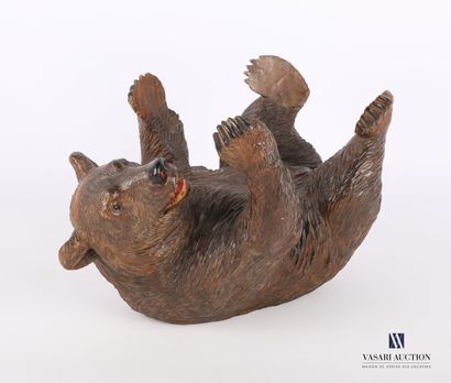 null Sujet en bois sculpté polychrome figurant un ours brun allongé sur le dos, il...