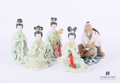 null ASIE

Suite de quatre sujets en porcelaine céladons figurant des geishas

XXème...