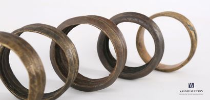 null AFRIQUE

Lot de cinq bracelets monnaie ou manilles en bronze côtelés, dont deux...
