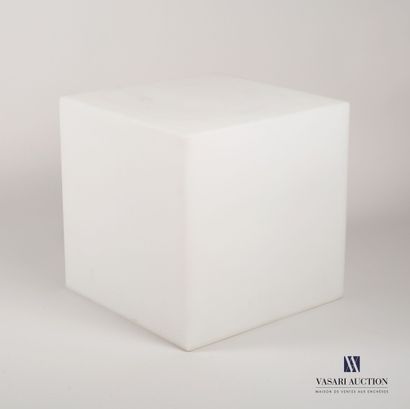 null Lampe en plastique blanc en forme de cube.

Haut. : 43 cm - Larg. : 43 cm -...