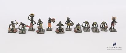 null AFRIQUE 

Lot de douze figurines en métal peint figurant des personnages réalisant...