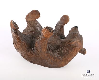null Sujet en bois sculpté polychrome figurant un ours brun allongé sur le dos, il...