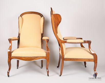 null Paire de fauteuils Voltaire à oreilles en bois naturel mouluré, le dossier légèrement...