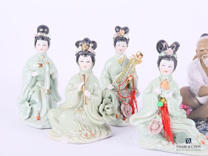null ASIE

Suite de quatre sujets en porcelaine céladons figurant des geishas

XXème...