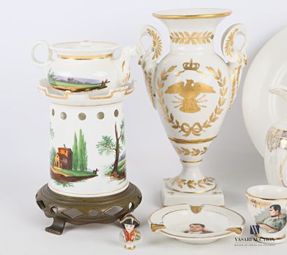null Lot en porcelaine comprenant un vase balustre à rehaut dorés figurant l'aigle...
