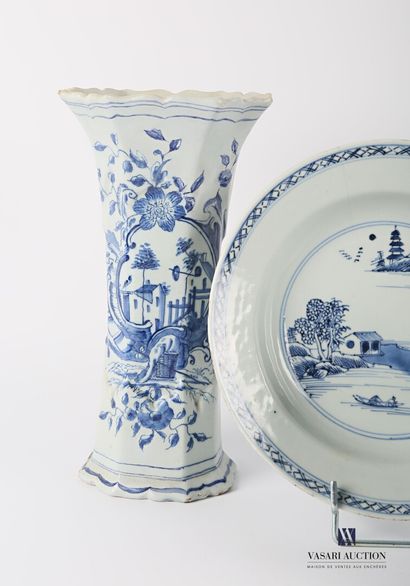 null CHINE

Lot de trois assiettes en porcelaine à décor bleu blanc l'une à décor...