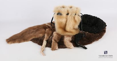 null Lot including a fake fur bag, the inside dark of a tartan fabric (Height: 20...