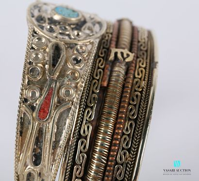 null Lot de deux bracelets jonc comprenant un bracelet en métal et cuivre à décor...