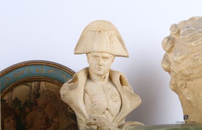 null Lot comprenant un buste de Napoléon à l'aigle en platre (Haut : 23 cm), une...