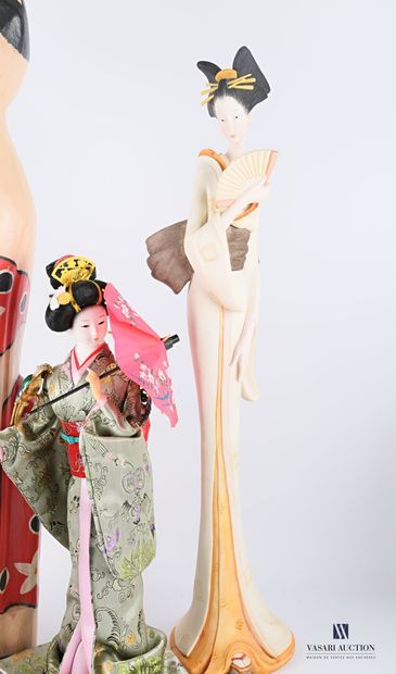 null Lot comprenant un sujet Geisha à l'éventail en plastique (Haut. : 58 cm) - un...