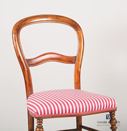 null Paire de chaises en bois teinté à l'imitation de l'acajou, le dossier ajouré...