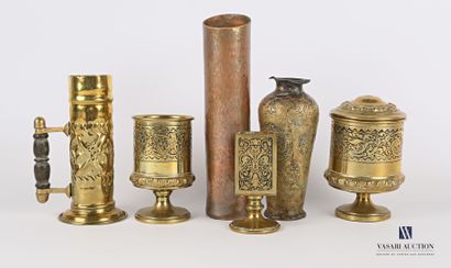 null Lot en bronze, cuivre et laiton comprenant : un vase de forme balustre à décor...