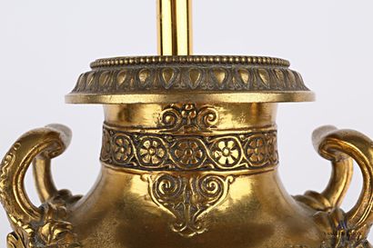 null Pied de lampe en bronze doré posant sur une base ronde à doucine ornée d'une...