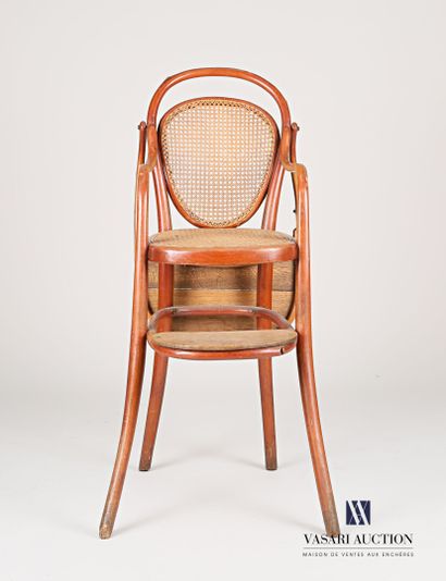 null Chaise haute en bois courbé, le dossier et l'assise cannés, le plateau basculant,...